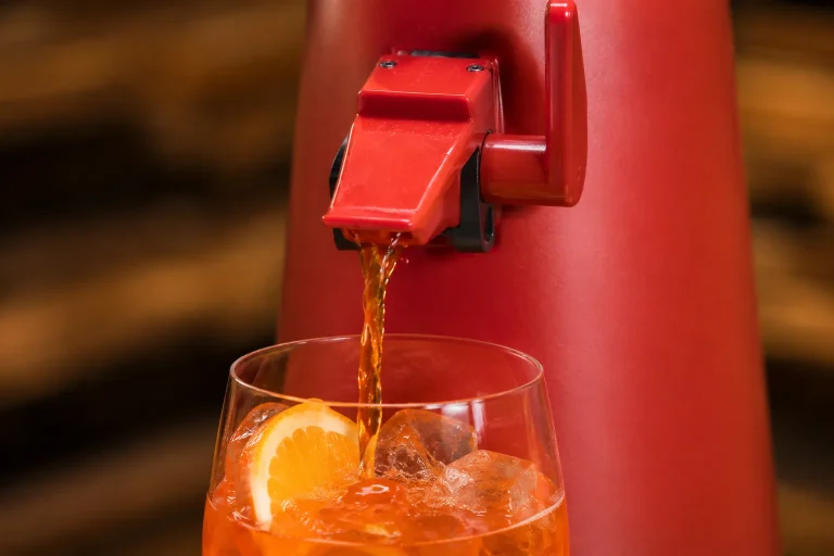 Nahaufnahme der roten Spritzer-Maschine beim Ausschenken